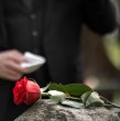 La Asignación por Muerte es un beneficio que permite solicitar un reembolso por los gastos de funeral de determinadas personas beneficiarias del antiguo sistema previsional.