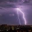 La Dirección Meteorológica de Chile emitió una alerta por tormentas eléctricas para sectores de Ñuble y Biobío. El fenómeno podría incluir granizos y fuertes rachas de viento durante este viernes 28 de agosto.