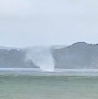 En medio de diversos fenómenos meteorológicos que han afectado a zonas de la costa de la región del Biobío, la tarde de este viernes se reportó la formación de una tromba marina en la localidad de Tomé.