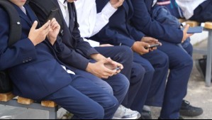 Estudio revela que niños redujeron su tiempo en internet en Chile, pero el 49% afirma que sus padres se conectan demasiado