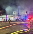 La madrugada de este sábado se desató un voraz incendio que consumió un strip center ubicado en la intersección de Santa Rosa con Santa Isabel, en pleno centro de Santiago. La emergencia desplazó a 19 compañías de Bomberos. ¡Detalles!