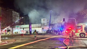Incendio consume strip center en el centro de Santiago: Bomberos pide evitar exponerse al humo tóxico