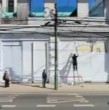 Un grupo de personas, liderado por un empresario nocturno, está pintando las fachadas vandalizadas de Valparaíso, específicamente lo que ocurre en el casco histórico de la ciudad puerto.
