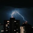La Dirección Meteorológica de Chile (DMC) emitió este domingo una alerta por tormentas eléctricas para la Región Metropolitana, fenómeno que estará asociado a chubascos aislados.