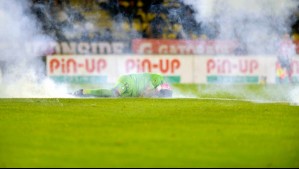 Bombas de estruendo explotan casi encima de arquero de Huachipato y obligan a suspender partido contra Coquimbo
