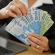 El pago anual del Bono al Trabajo de la Mujer se entrega a beneficiarias vigentes que cumplen los requisitos del programa. Revisa quiénes reciben el beneficio, cómo se calcula y qué ocurre con quienes optaron por pagos mensuales.