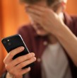 Una nueva estafa bancaria utiliza el RUT de las víctimas para bloquear sus cuentas y luego obtener códigos de recuperación mediante llamadas telefónicas. Expertos alertan.