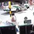 Un motociclista chocó contra un bus en Colombia y salió expulsado de su vehículo, pero terminó dentro del transporte público. Cámaras de seguridad captaron el inesperado accidente.