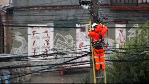 Cortes de luz afectarán a ocho comunas de Santiago este lunes: Revisa los horarios