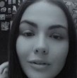 Karina Reyes, fonoaudióloga y madre de dos niñas, enfrenta un colangiocarcinoma intrahepático y busca reunir $330 millones para costear su tratamiento. Tras pedir ayuda en un show, su historia comenzó a difundirse en redes sociales.