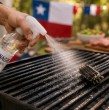 Descubre por qué en Argentina aconsejan aplicar vinagre en la parrilla previa al asado y cómo usar este dato casero antes de alistar el fuego pensando en las Fiestas Patrias.