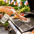 Llegó septiembre y eso es sinónimo de asados. Por lo mismo, no dejes pasar esta oportunidad y revisa lo que recomiendan en Argentina que debes hacer con la parrilla antes de poner la carne. Debes usar vinagre.