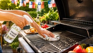 Rociar la parrilla con vinagre: ¿Para qué sirve el truco que usan los argentinos previo a un gran asado?