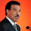 Lionel Richie fue hospitalizado tras su concierto en St. Louis. El cantante permanece en la UCI por precaución mientras médicos investigan una posible deshidratación leve.
