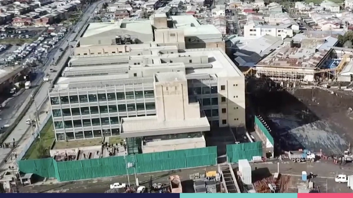 Contraloría detecta hongos, humedad y riesgo de caída de revestimientos en obras del Hospital Las Higueras