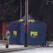 Un hombre de 45 años murió tras recibir un disparo en el tórax durante la madrugada en San Ramón. PDI investiga el homicidio y busca a dos personas vistas huyendo del lugar.