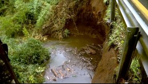Gran socavón obliga a cortar ruta entre Pucón y Villarrica: Terreno sigue cediendo por las lluvias