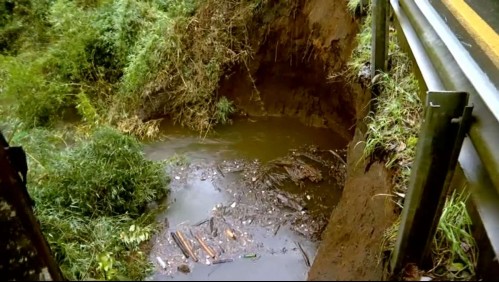 Gran socavón obliga a cortar ruta entre Pucón y Villarrica: Terreno sigue cediendo por las lluvias
