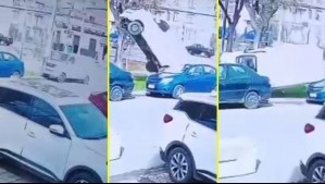 VIDEO | Furgón escapaba a alta velocidad tras robo de cigarros, vuelca y termina cayendo sobre auto estacionado en Independencia
