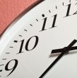 El cambio de hora en Chile ya tiene fecha: durante la madrugada del domingo 6 de septiembre los relojes deberán adelantarse una hora. Revisa cuándo se realiza el ajuste, cómo hacerlo y qué regiones del país no deberán modificar la hora.