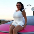 Naya Fácil sorprendió al cambiar el color de su Tesla Cybertruck de rosado a blanco. La influencer explicó el significado de la transformación, en medio de la polémica por el bloqueo de un sitio de apuestas ligado a ella.