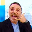 El conductor de Mucho Gusto, José Antonio Neme, bromeó este miércoles tras realizar un trámite en el Registro Civil. El periodista dijo que tenía hora para casarse, lo que provocó risas de su compañera Karen Doggenweiler.
