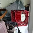 Tienda anuncia el cierre permanente de uno de sus locales y comienza a liquidar su stock con descuentos de hasta 60%. La oferta incluye carteras, mochilas, bolsos y bandoleras, mientras se anticipa la reposición de más productos.