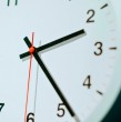 La noche de este sábado se debe hacer el cambio de hora en Chile, medida que excluye a las regiones de Aysén y Magallanes y la Antártica chilena. Conoce cómo es el paso al horario de verano.