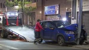 Conductor terminó detenido tras impactar un poste en Santiago Centro: Habría consumido alcohol