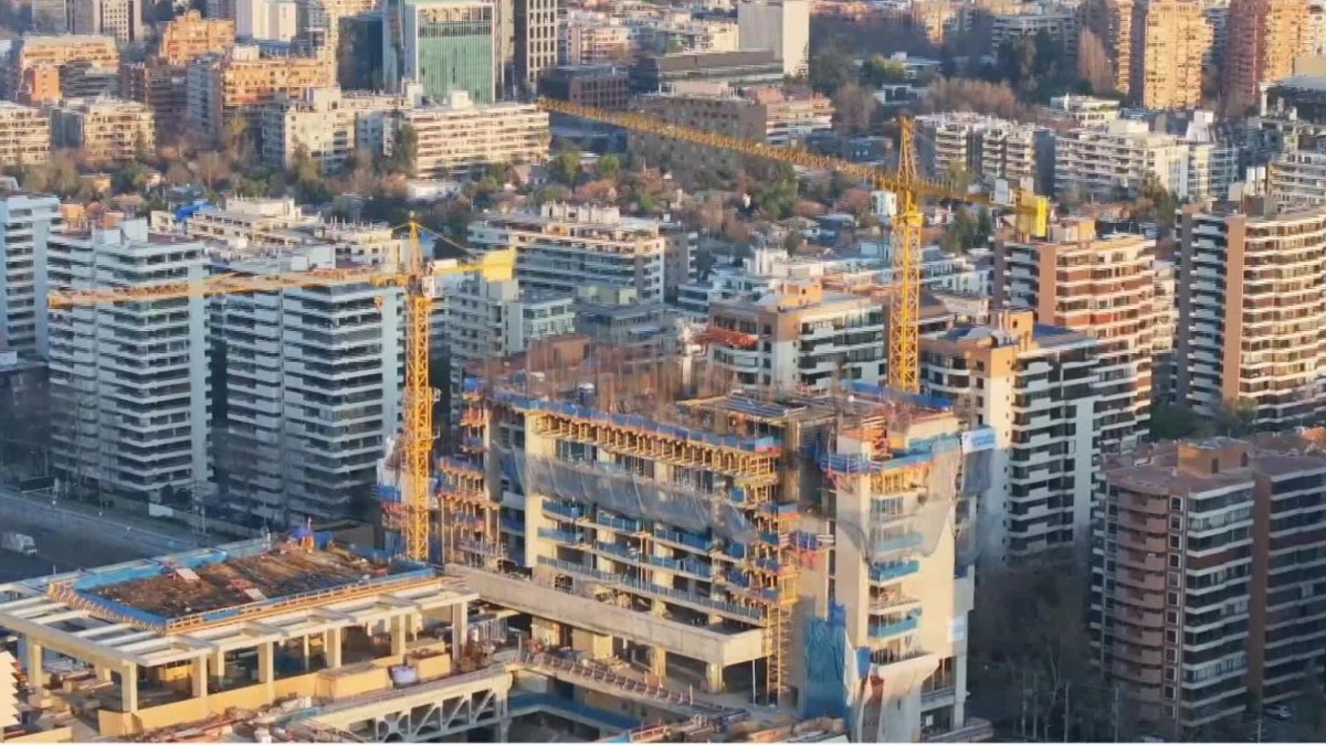 "A las 12 de la noche, a las 4 de la mañana": Vecinos denuncian ruidos durante la madrugada por obras en Las Condes