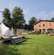 Se trata de una propuesta para colaborar en tareas de jardinería y mantenimiento en una propiedad rural de Alemania, a cambio de alojamiento y alimentación sin costo.