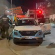 Un grupo de ocupantes habría disparado contra Carabineros durante una fiscalización en San Miguel, generando un intercambio de disparos. El vehículo terminó con seis impactos y su conductor fue detenido.