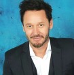 La casa de Benjamín Vicuña en Barrio Parque, Buenos Aires, tiene cerca de 500 metros cuadrados, cuatro plantas, cinco dormitorios y ocho baños. La propiedad además cuenta con biblioteca, jardín, pileta y parrilla.