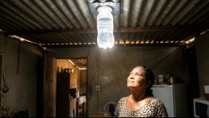 ¿Para qué sirve una botella con agua en el techo? La curiosa técnica brasileña que se replica en el mundo