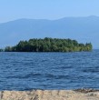 Una particular escena sorprendió a habitantes y navegantes de la zona norte de Columbia Británica, Canadá, luego de que una enorme masa de tierra cubierta de árboles apareciera flotando sobre un lago y posteriormente desapareciera sin dejar rastro.