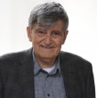 Camilo Escalona, histórico dirigente del Partido Socialista y expresidente del Senado, falleció a los 71 años tras enfrentar un cáncer de próstata, que se agravó en el último tiempo. Escalona empezó su vida política con apenas 13 años.