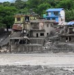 Los rescatistas de Nepal lograron este sábado sacar con vida de entre los escombros a un ciudadano chino y a una mujer nepalí, mientras los equipos de emergencia continúan cavando en busca de personas desaparecidas.