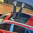 Un insólito intento de robo quedó registrado por las cámaras de seguridad de Antofagasta, luego de que un sujeto fuera captado intentando ingresar al interior de un vehículo estacionado en pleno centro de la ciudad.