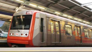 Metro de Santiago informa que se normalizó el servicio en la línea 4 tras 'emergencia médica'