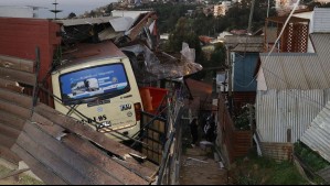 Carabineros confirma que chofer de micro que chocó con una casa en Valparaíso dio positivo a cocaína