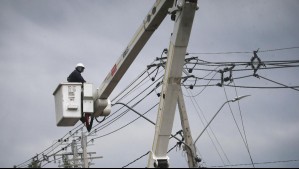 Cortes de luz afectarán a 6 comunas de la RM este lunes: Revisa los horarios