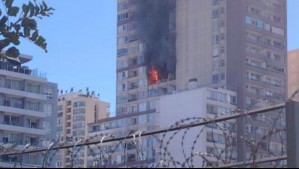 Incendio afecta a departamento en piso 15 de edificio en Santiago Centro: Hay desvíos de tránsito