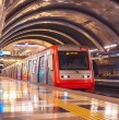 Conoce detalles sobre la información entregada durante la mañana de este lunes por Metro de Santiago, que suspendió el servicio en tres estaciones de la Línea 4.
