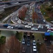 Revisa cuánto cuesta cruzar Costanera Norte de punta a punta en 2026. Conoce el valor total de los pórticos del trazado troncal según el horario, las tarifas de saturación y el gasto estimado en bencina para tu viaje en auto.