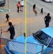 Luis Cruz arriesgó su vida para salvar a una niña que estaba a punto de ser atropellada en Puebla, México. Su empresa reconoció su valentía y le entregó un cheque.