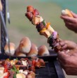 ¿Cuánta carne comprar para un asado? La recomendación es calcular entre 350 y 400 gramos por adulto y entre 150 y 250 gramos por niño. Revisa cuánto necesitas para 10 personas.