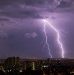 La Dirección Meteorológica de Chile actualizó este miércoles un aviso por probables tormentas eléctricas para zonas de cinco regiones del país. ¿Dónde podría presentarse específicamente el fenómeno?