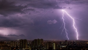 Incluye a la RM: Meteorología actualiza aviso por 'probables tormentas eléctricas' para zonas de cinco regiones del país