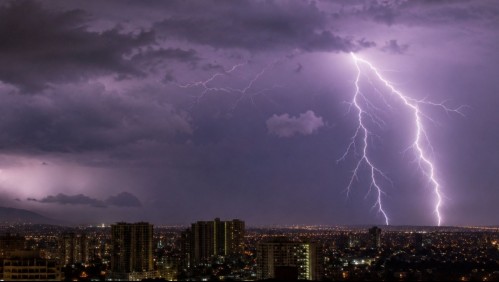 Incluye a la RM: Meteorología actualiza aviso por 'probables tormentas eléctricas' para zonas de cinco regiones del país