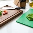 ¿Madera o plástico? Una nutricionista explica qué tabla de picar es más segura para el asado y entrega recomendaciones para evitar la contaminación cruzada y saber cuándo es necesario reemplazarla.